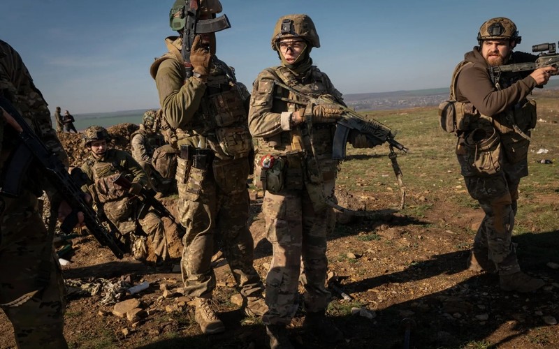 View - 	Cận cảnh các nữ quân nhân Ukraine trên chiến trường